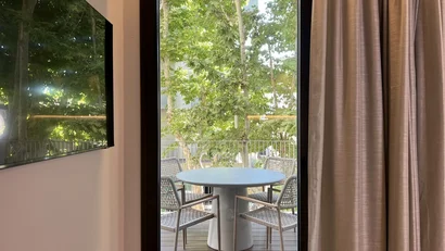 Vista di un tavolo rotondo con quattro sedie su un balcone