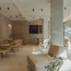 Sala da pranzo moderna con tavoli in legno e sedie in un ambiente luminoso