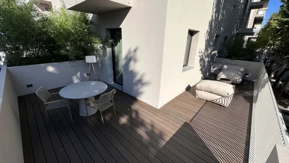 Terrazza moderna con tavolo, sedie e piante in vaso
