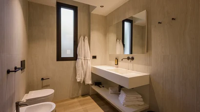 Bagno moderno con doppio lavabo, bidet, wc e accappatoi bianchi