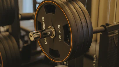 Pesi da palestra neri da 10 kg su un supporto in palestra