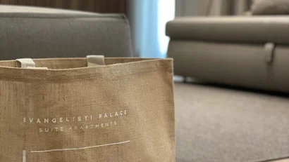 Borsa di stoffa marrone su pavimento in una stanza arredata moderna