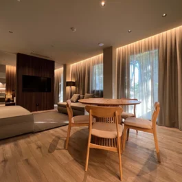 Sala moderna con tavolo rotondo e divano beige accogliente