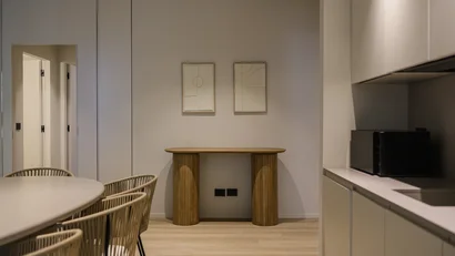 Soggiorno moderno con tavolo in legno e sedie intrecciate