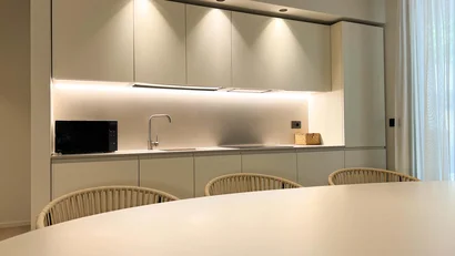 Cucina moderna minimalista con mobili bianchi e illuminazione integrata