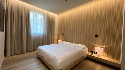 Camera da letto moderna con letto matrimoniale e parete di legno