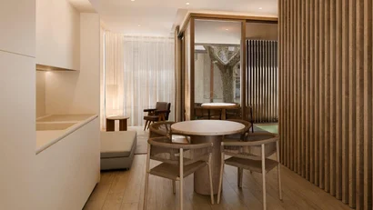 Soggiorno moderno con tavolo rotondo e sedie su pavimento in legno