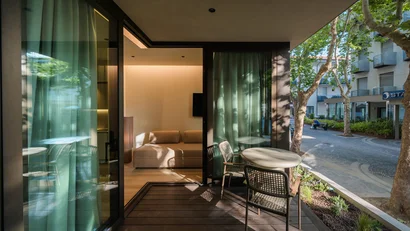 Terrazza con tavolo e sedie davanti a soggiorno moderno con divano